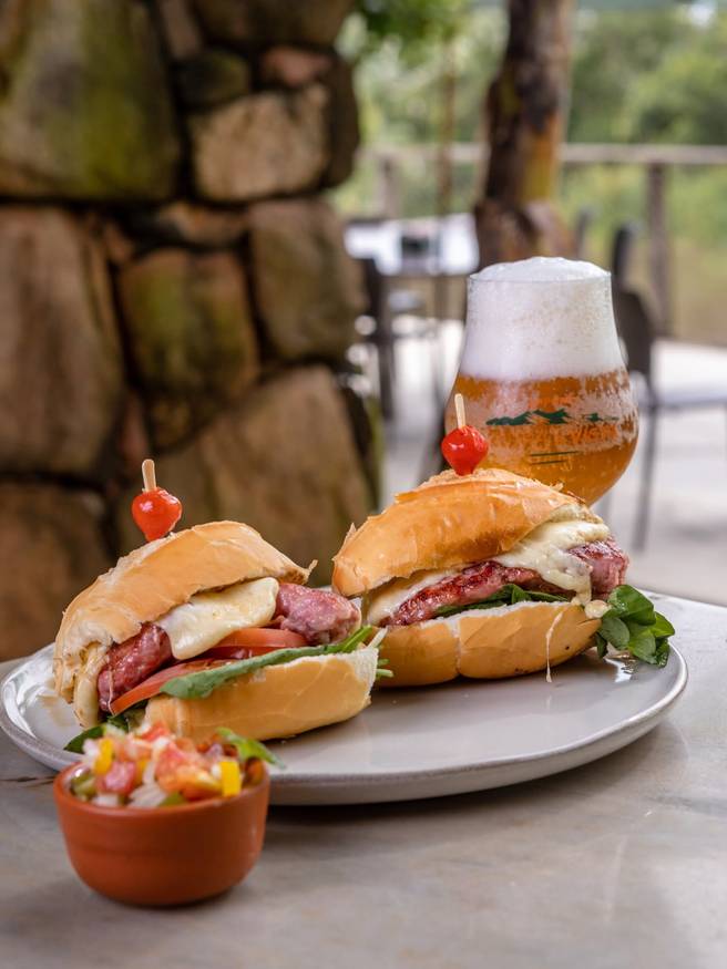 Lanche de linguiça artesanal — Empório Serra à Vista