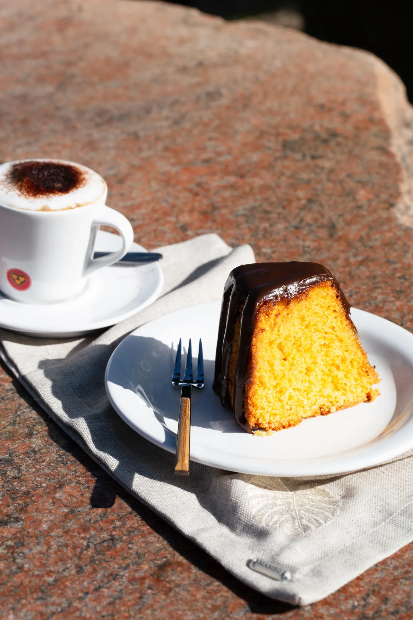 Bolo de cenoura com cobertura de chocolate